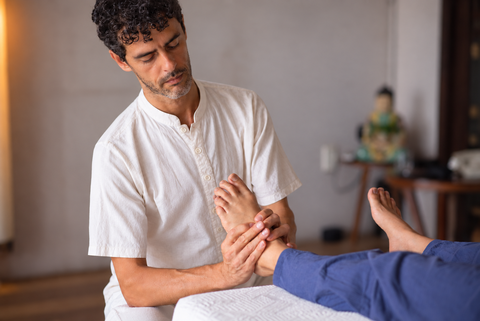 Reflexology session in the quiet Kaş studio